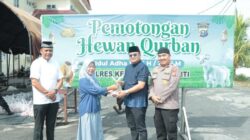 Polres Meranti Berikan Daging Kurban ke Dhuafa, Berbagi Keberkahan Idul Adha