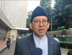 **Fadli Zon Jawab Kritik Stairlift Borobudur: Solusi atau Pengrusakan?**